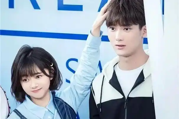 熊梓淇第一个把谭松韵扶到旁边.谭松韵看到白敬亭还站在原地.