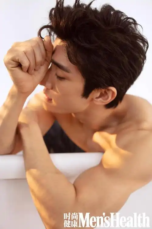 李治廷四月刊封面大片解锁,身材完美不吝露出腹肌,自律活出真我