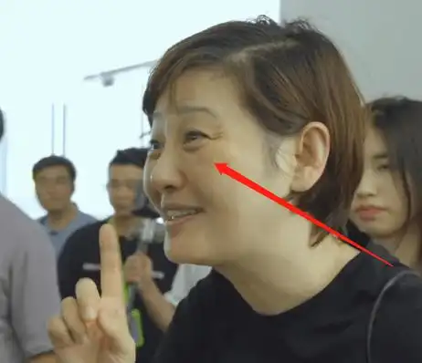 有网友注意到,可能是私人行程,徐帆并没有化妆,素颜的她看起来很老气