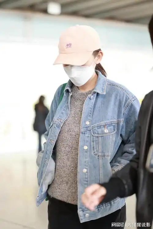 低调影后热依扎:机场牛仔外套,风格随性洒脱,搭配毛衣休闲裤!