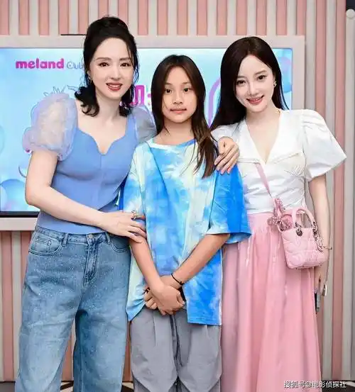 甜馨李小璐现身董璇女儿生日宴,妈妈比女儿显小,网友评价很真实