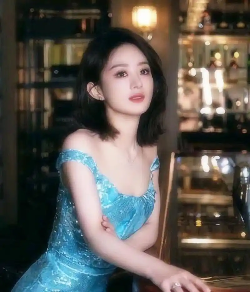 35岁赵丽颖近照曝光,身穿水蓝色亮片连衣裙 近日,赵丽颖现身某牙膏