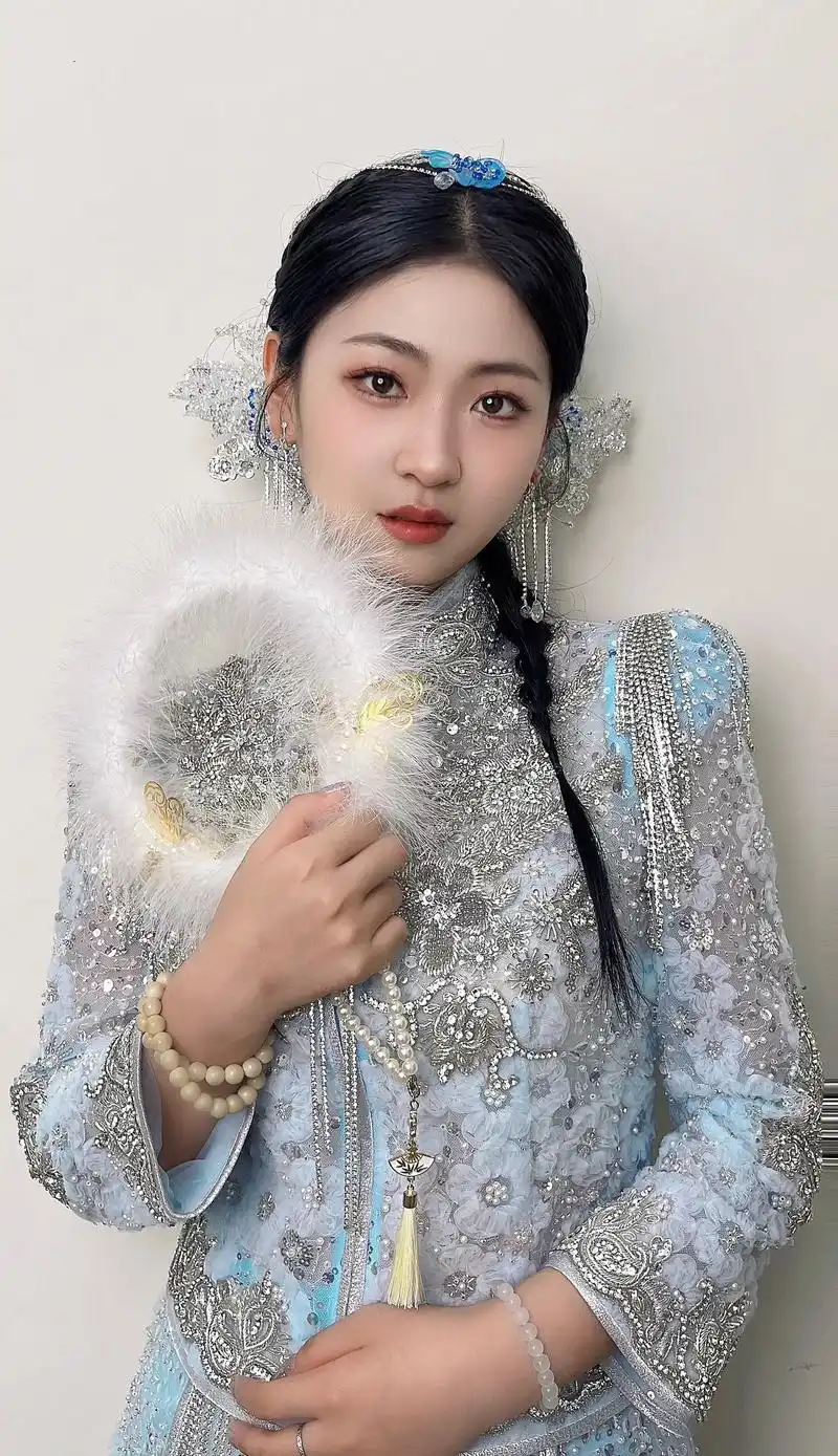 零零后偏爱的冰蓝色秀禾.