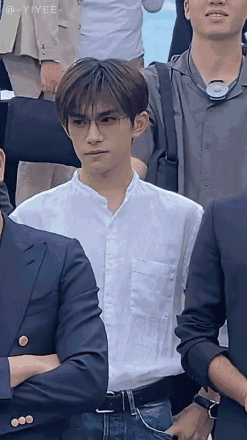 易烊千玺戛纳生图#干净清爽,优雅从容,身着白衬衫,松弛而不失风度