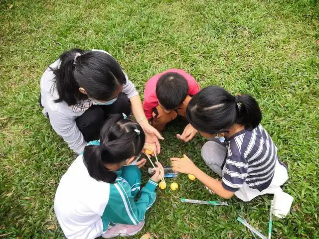 他们当中,既有活泼好动的小学生,中学生,也有一些有听力障碍,唐氏综合
