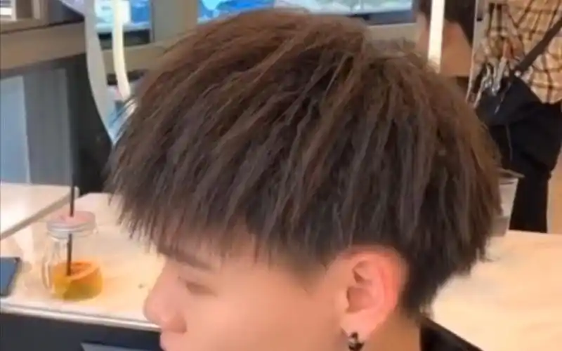 男生发型推荐男生发型烟花烫冷棕色男生烫染