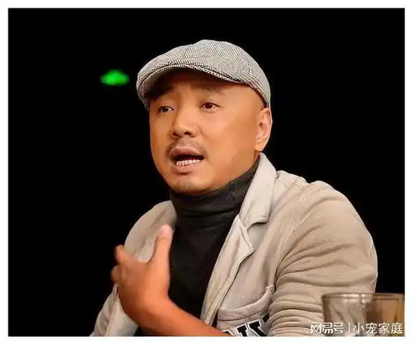 徐峥带女儿街头遛弯,16岁徐小宝青春期发胖,俩人都挺着大肚子