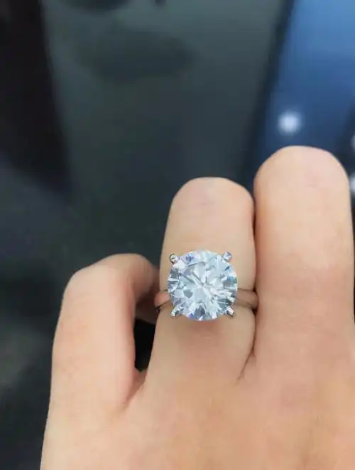经典四爪镶嵌五克拉钻石,简约有不失奢华,霸气侧漏,不需要任何点缀