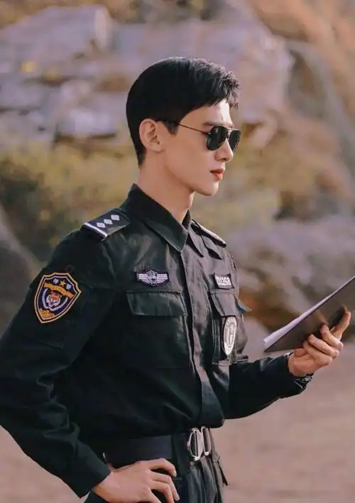 穿上特警制服英姿飒爽,宽肩细腰十分养眼,"白敬亭可以把警服焊在身上
