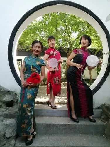 相聚在桂林公园,穿上自己心爱的旗袍,展示旗袍的魅力. - 美篇