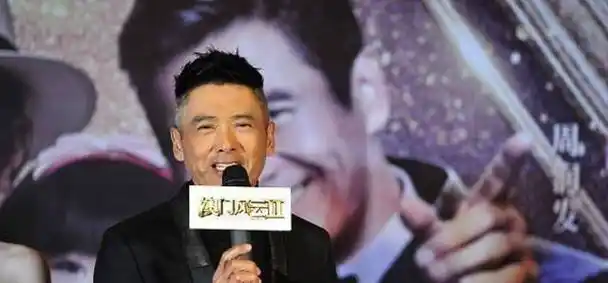 原创66岁周润发第三次获颁荣誉称号,回想拍剧生涯,满头白发惹人心疼