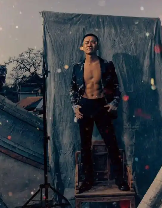 王宝强近照大秀肌肉身材!穿花衬衫衣扣全敞开,炫出8块健硕腹肌