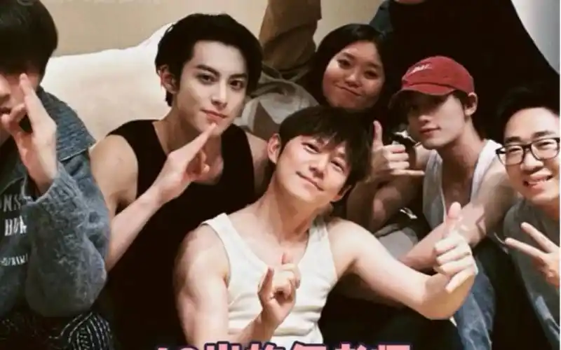 49岁的何炅竟然有腹肌,这肌肉线条太牛了