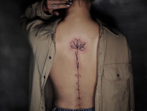 女生脊柱纹身图集 适合女生脊柱的纹身图片设计(3)