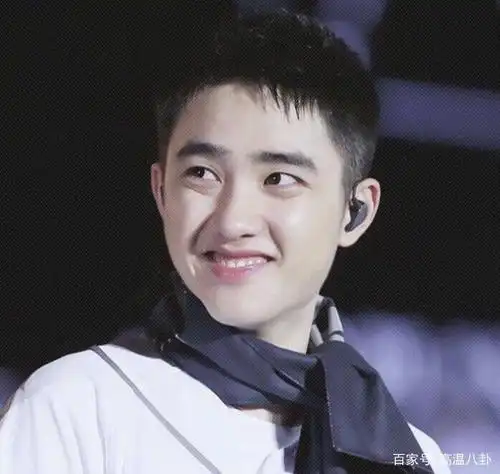 张艺兴送都暻秀入伍,大合照摸头杀,团魂在线