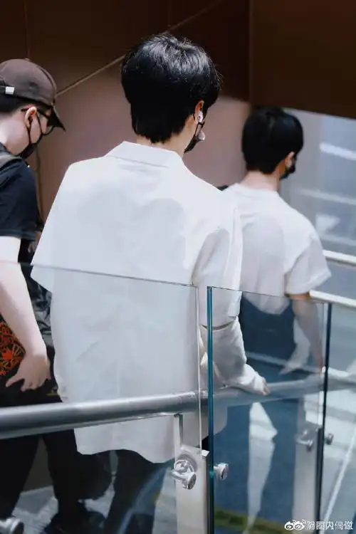 严浩翔最新机场饭拍