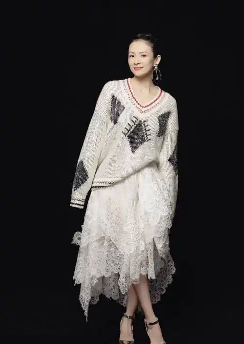 婚后的章子怡气质更加亮眼,特别是这种温婉端庄的气质,可以说被她驾驭