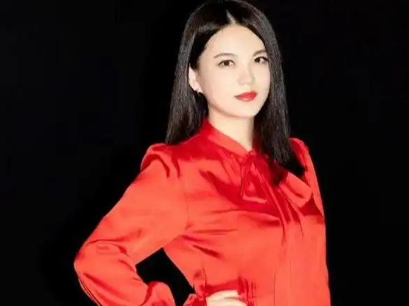 李湘常常带着女儿王诗龄出席活动,每次出场都会引起网友对母女两人穿