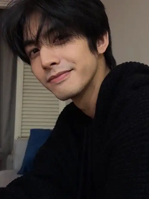 宋威龙晒自拍,营业了