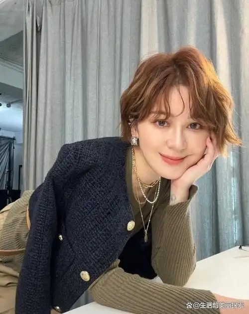 女人过了45岁,就放弃黑长直羊毛卷吧!这3种发型不仅洋气还减龄