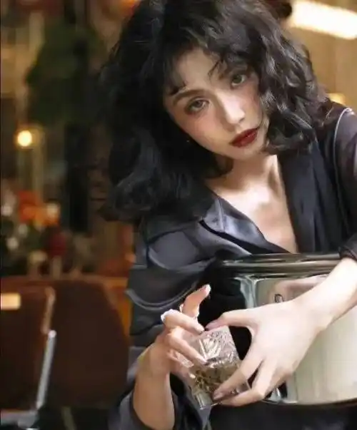 各种复古小卷毛,和秋天整个搭住了_卷发_发型_气垫