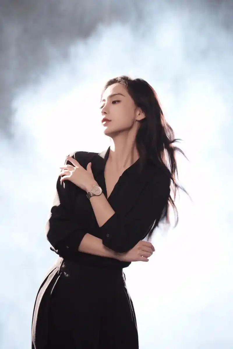 杨颖一头长卷发造型拍摄一组黑衣大片,尽显酷飒气质.#美出高级 - 抖音