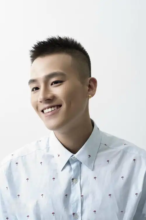 美图分享阳光男孩欧豪自拍图集雅痞范儿十足