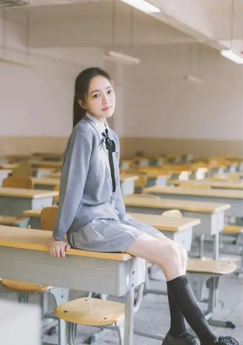 清纯漂亮的白衬衣迷你短裙女学生制服写真