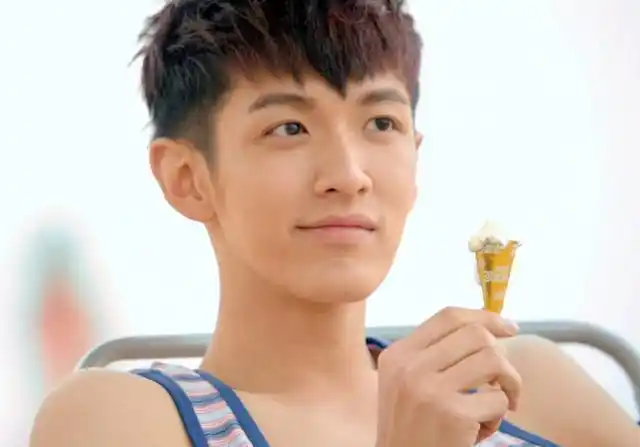 柯震东直播玩真心话大冒险,大方坦言喜欢她,她听闻这样回应_腾讯新闻