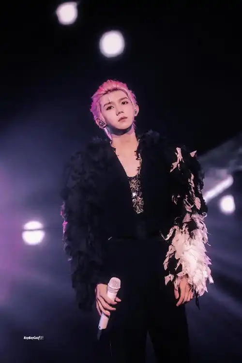 王源粉发小辫##王源夜色随拍