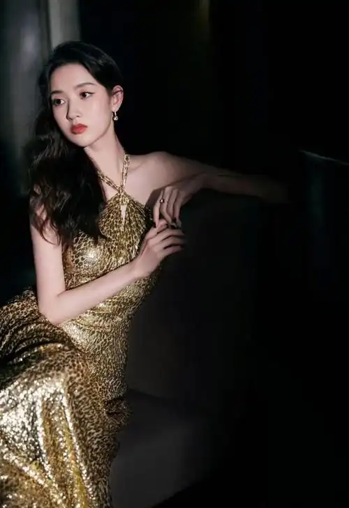 王玉雯亮相微博电影之夜引发热议两套换装展现双重魅力|黑裙|长裙