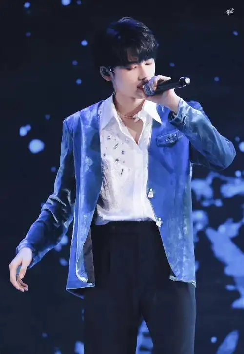 宋亚轩蓝色西装造型随拍##宋亚轩和蓝色西装的适配度