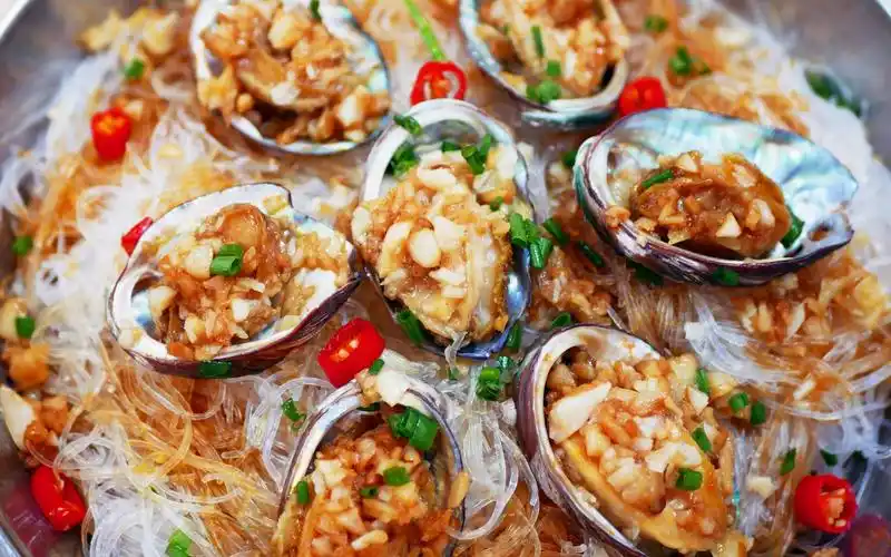 分享鲍鱼的简单做法"蒜蓉粉丝蒸鲍鱼",蒜香扑鼻,鲍肉甜脆,越吃越开胃!