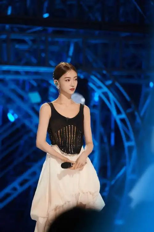 吴谨言唐诗逸跳舞飞沙子##吴谨言唐诗逸双人舞