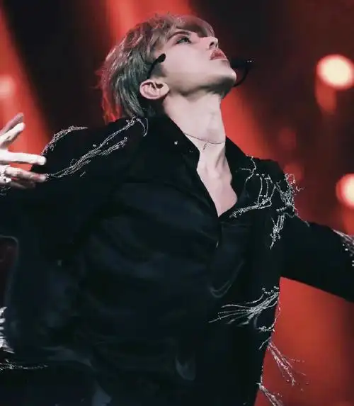 仰头喉结鲨,是你心中的完美视角嘛|喉结|视角|蔡徐坤_新浪新闻