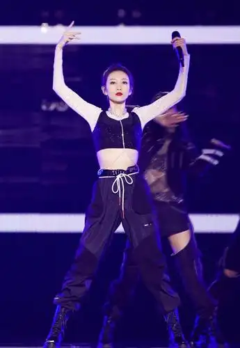 王鸥穿黑白配,实用耐看,适合平时借鉴