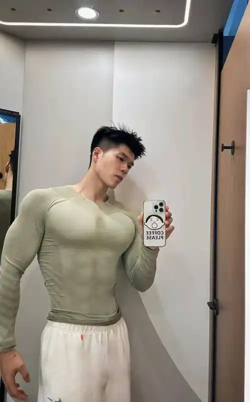 健身达人胸肌大可以当小桌子