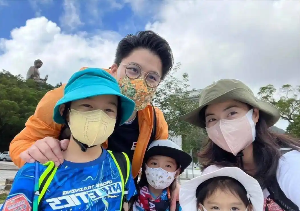 郭晶晶一家五口出游,俩女儿长相清秀可爱神似妈,儿子呆萌真像爸_造型