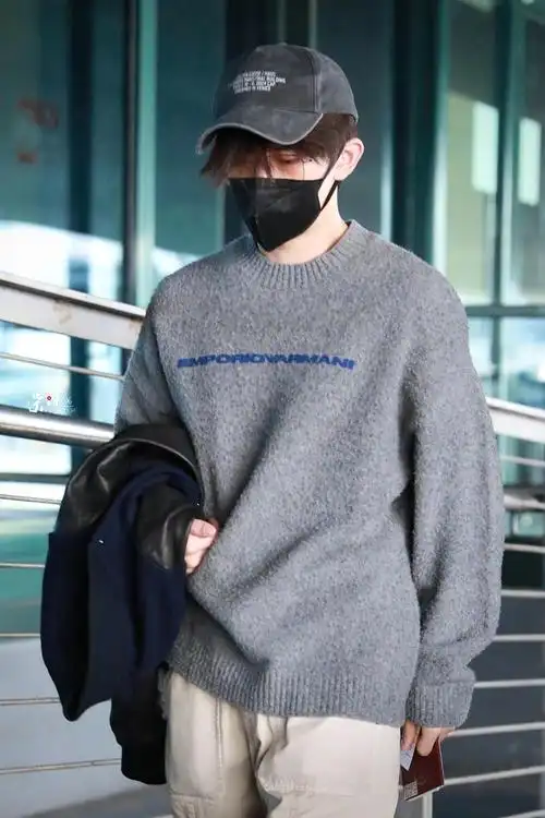 咪咕星鲜事##易烊千玺机场毛衣look#温暖松弛又保暖,毛茸茸的tfboys