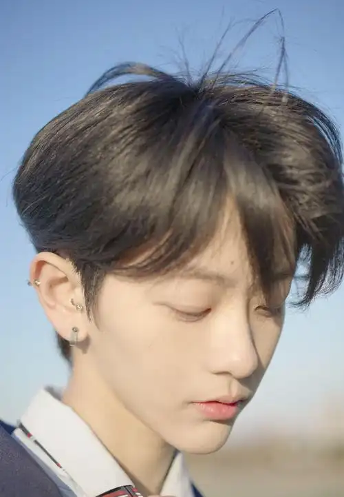 简介:创造营2020刘梦学院风酷飒写真,分享一组创造营2020图片给大家