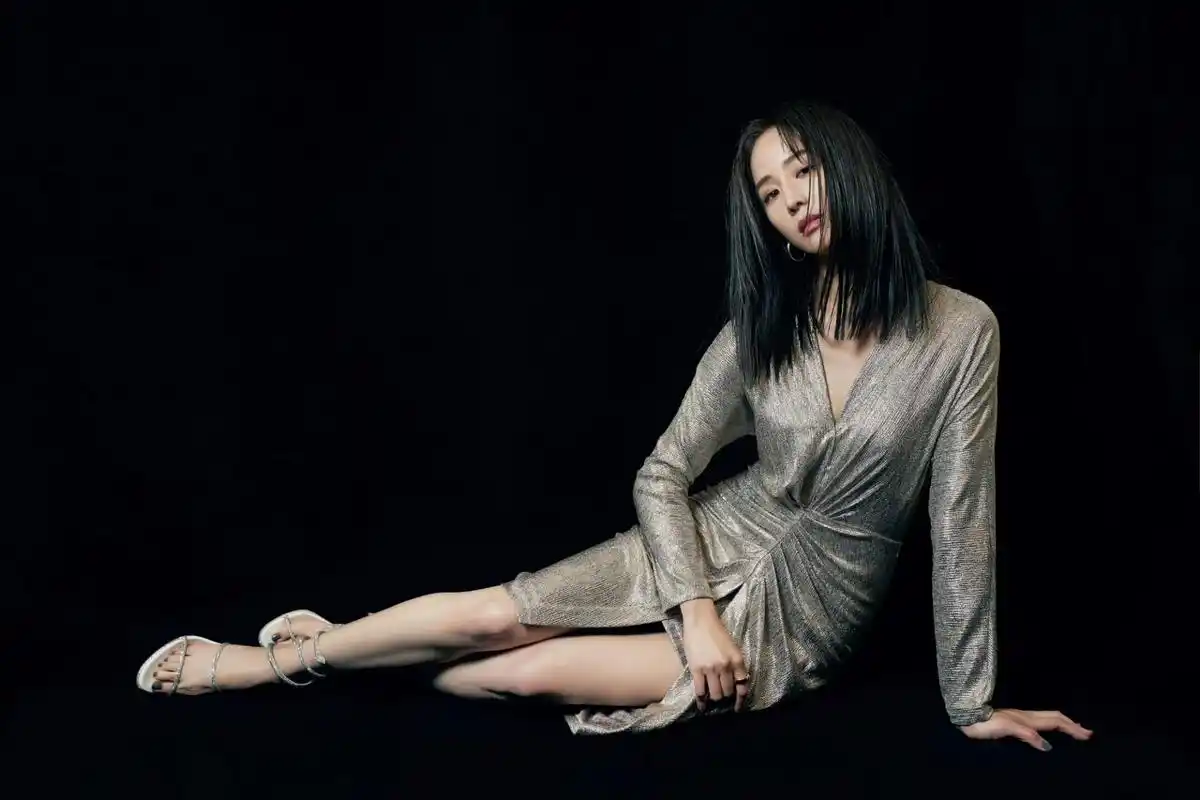 张钧甯身穿深v短裙,展现优雅魅力