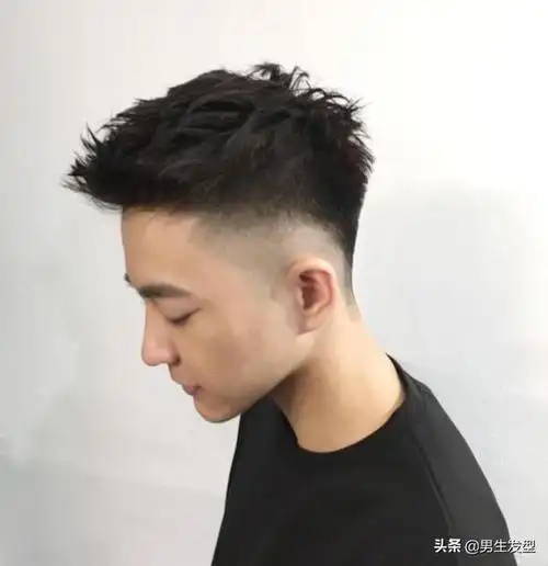 男生两边剃光中间留长的发型这3款很帅气别再剪错了