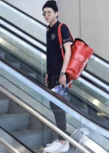 立即解毒↓lv × supreme男士红色牛皮双肩背包no.