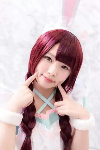 雨宫小铃双手戳脸卖萌