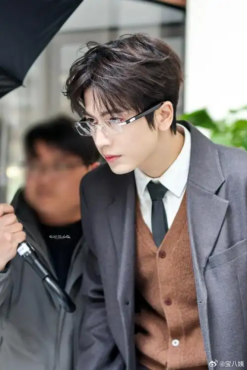 周柯宇就戴上了#华为智能眼镜2#,第二次节目终于正式看见了我白哥的