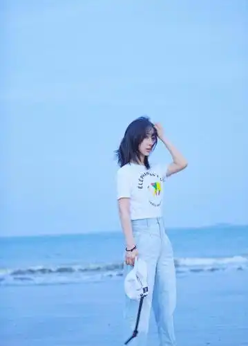 杨紫时尚休闲海边诱人写真