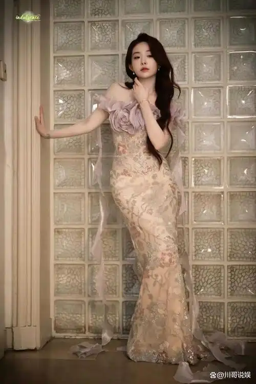 喻言春日绽放白色抹胸印花鱼尾裙演绎明艳女神范