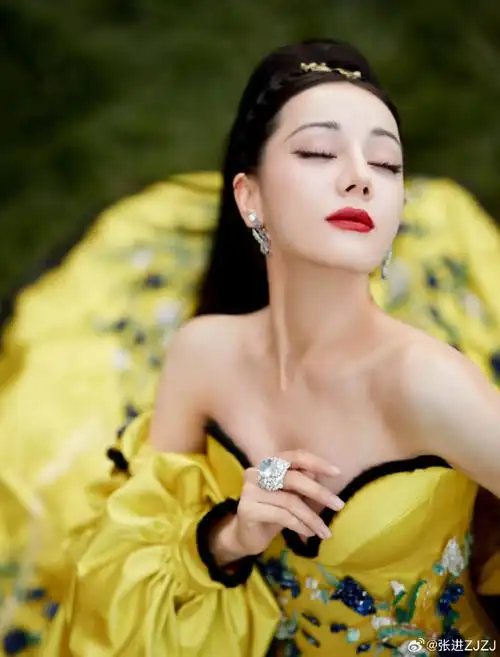 红毯没有王法 只有迪丽热巴的想法##迪丽热巴花团锦簇复古造型##iin