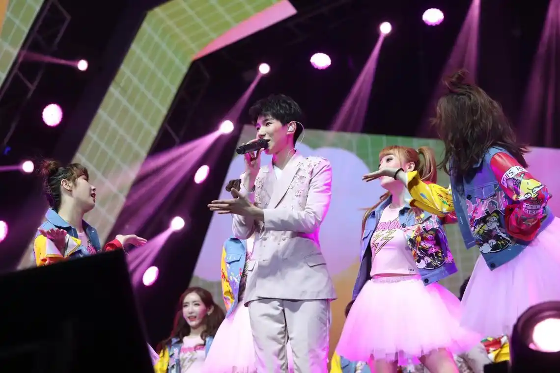 tfboys演唱会《青春修炼手册》开场:一场视觉与听觉的盛宴