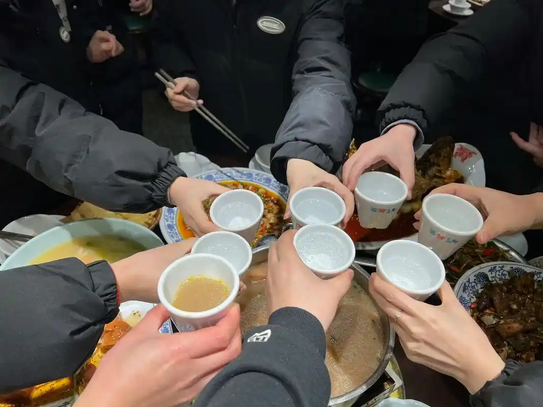 今天和同事一起吃了今年的团年饭,每年要到春节的时候,大家都会 - 抖